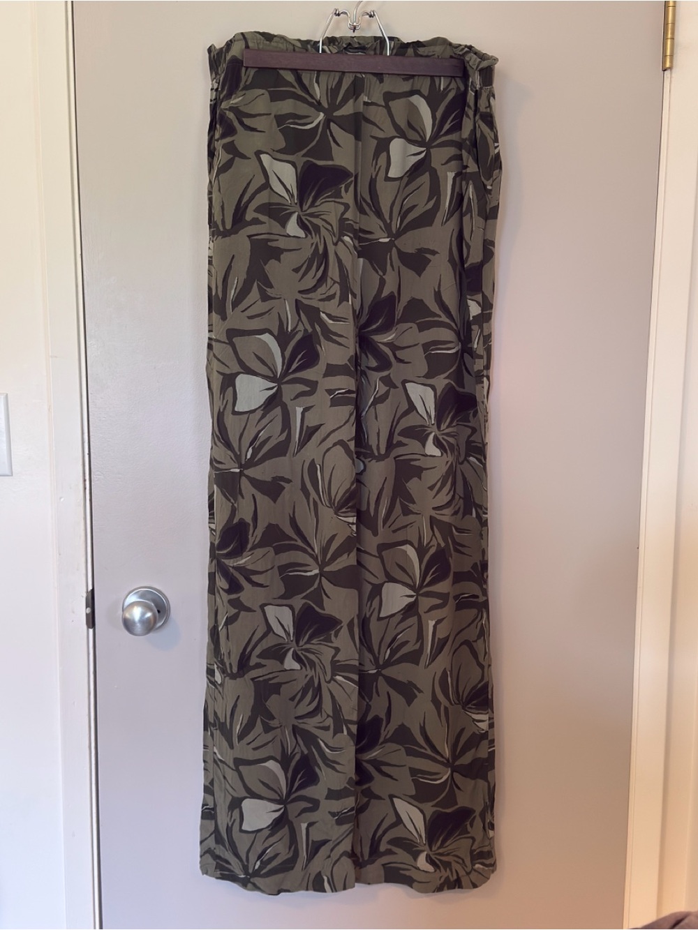 Reitmans Olive and Taupe Botanical Wide Leg Pants